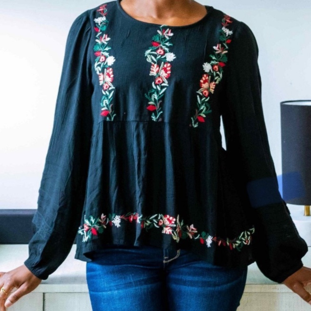American Eagle Size M Oversized Floral Embroidered Boho Black Flowy Peasant Top